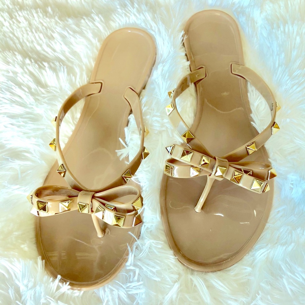 Rockstud PVC jelly flip flop sandal 👡 in beige